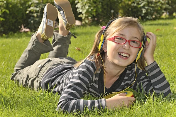 Κορίτσι ακούγοντας μουσική στα ακουστικά — Φωτογραφία Αρχείου