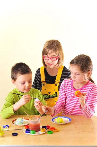 Bambini pittura uova — Foto Stock