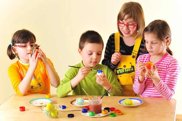 Barnen målar ägg — Stockfoto