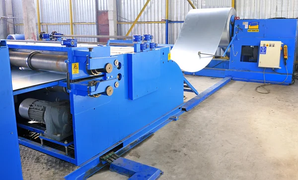 Máquina para laminar chapa de acero en wareh — Foto de Stock