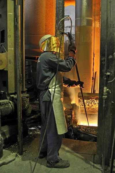 Trabajador con acero caliente — Foto de Stock