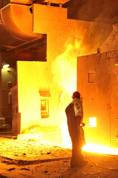 Работник с горячей сталью — стоковое фото