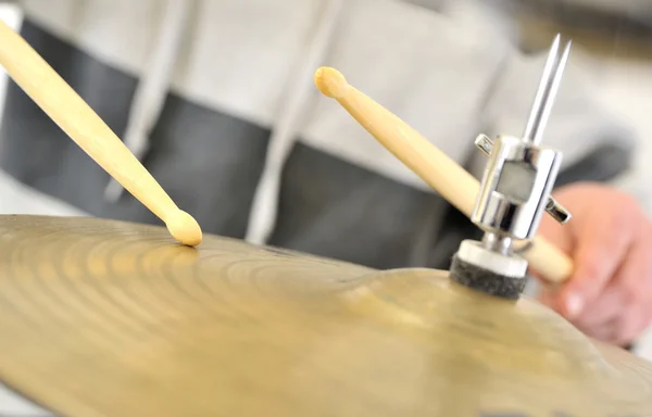 Bekken met drumsticks close-up — Stockfoto