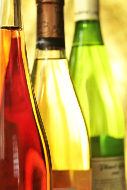 şarap şişeleri ile natürmort