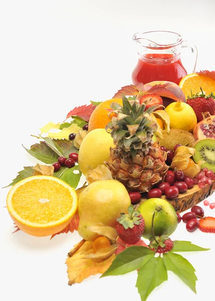 Φρέσκα φρούτα και το κόκκινο χυμό — Φωτογραφία Αρχείου