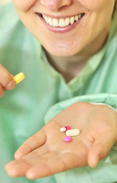 Femme tient une pilule dans une main — Photo