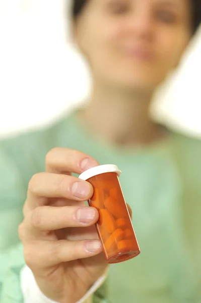 Médico segurando frasco de prescrição pi — Fotografia de Stock