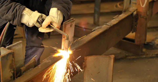 Worker using torch cutter to cut through — Stock Photo, Image