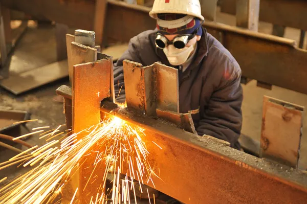Trabajador usando cortador de antorcha para cortar a través de — Foto de Stock