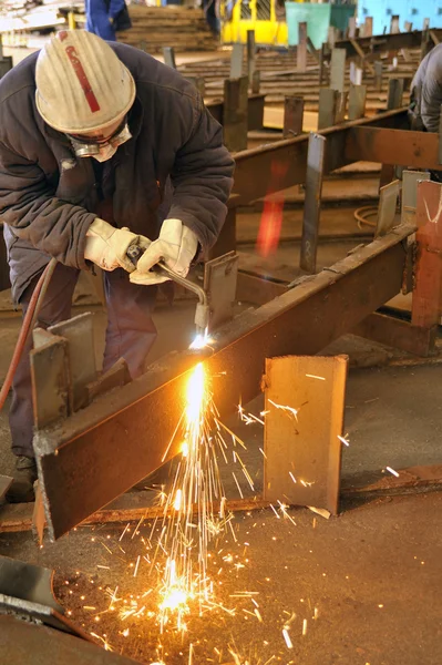 Worker using torch cutter to cut through — Stock Photo, Image