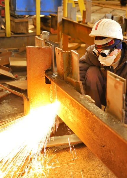 Trabalhador usando cortador de tocha para cortar através — Fotografia de Stock