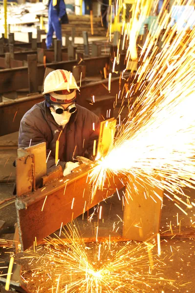Werknemer met behulp van fakkel cutter te snijden door — Stockfoto