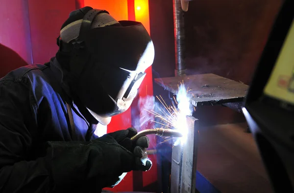 Cutting metal with mig welder — Stock Photo, Image