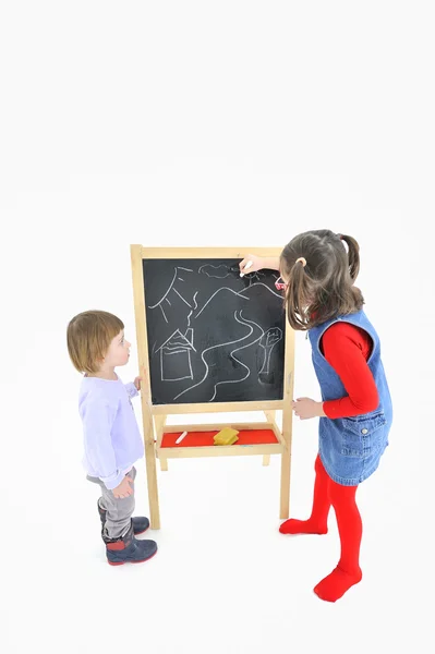 2 つの小さな女の子と黒板 — ストック写真