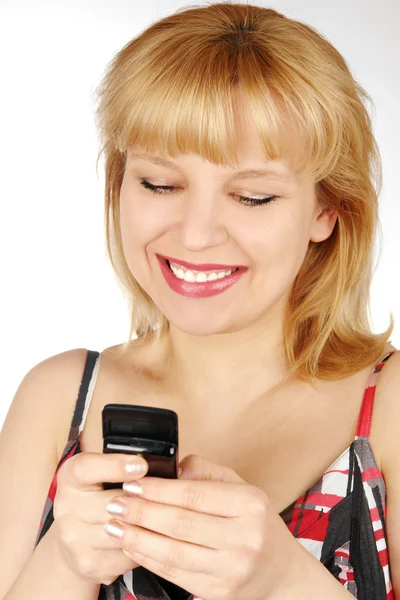 Mujer mirando un teléfono celular — Foto de Stock