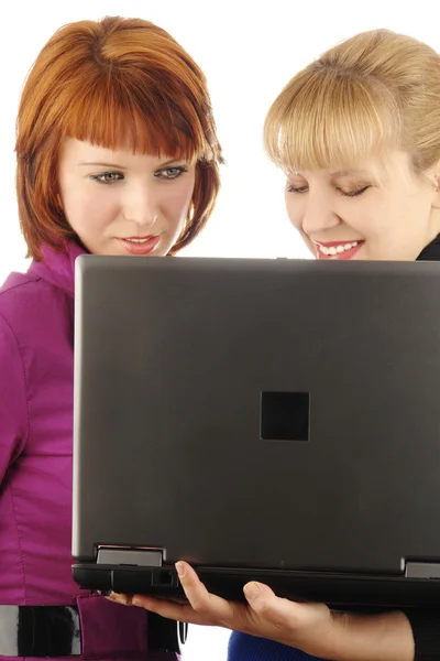Duas jovens com laptop — Fotografia de Stock