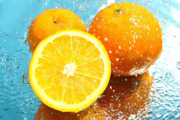 Arancia fresca in acqua — Foto Stock