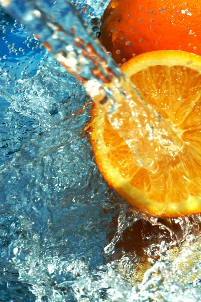Água de fluxos laranja — Fotografia de Stock