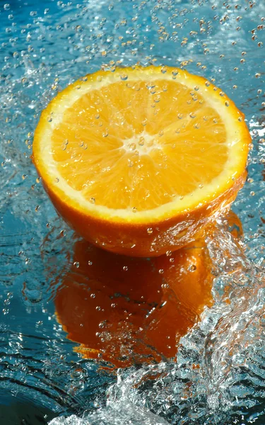 Μέρος του φρέσκο πορτοκάλι στο νερό — Φωτογραφία Αρχείου