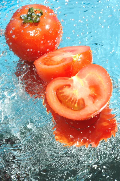Pomidory w wodzie — Zdjęcie stockowe