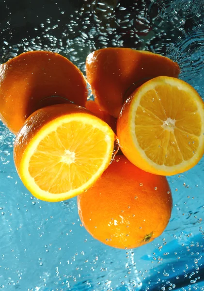 Freshenes πορτοκαλί με ροές του νερού — Φωτογραφία Αρχείου