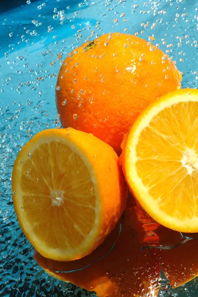 Красота свежий апельсин в воде — стоковое фото