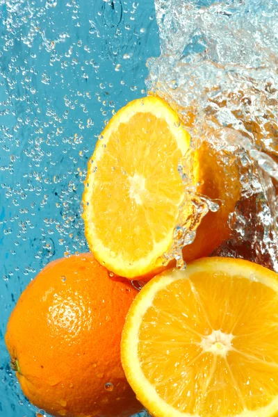Flujos de agua y naranjas frescas — Foto de Stock