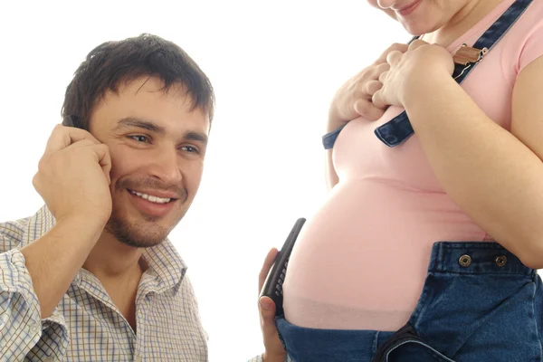Беременная женщина и мужчина с телефоном — стоковое фото