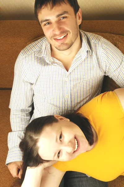 Молодой человек и женщина счастливый портрет — стоковое фото