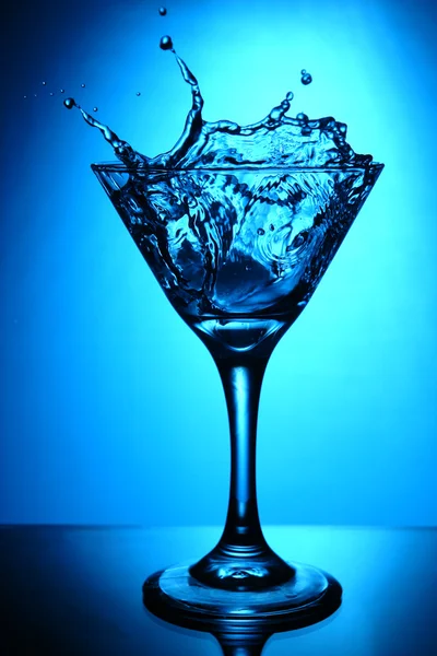 Bardak martini ve splash — Stok fotoğraf