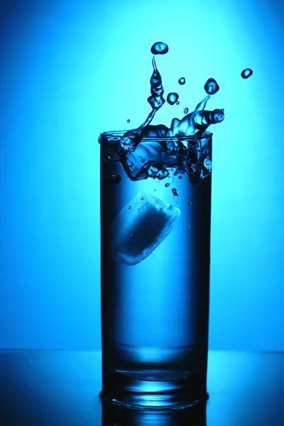 氷と水のガラス — ストック写真
