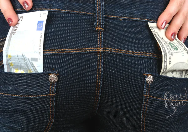 Деньги в джинсах — стоковое фото