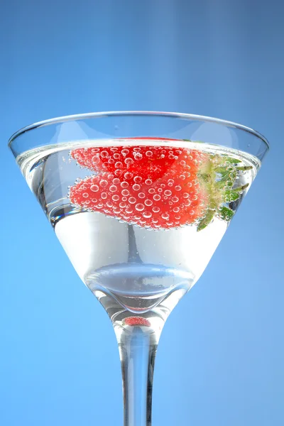 Truskawki z martini szkła niebieski — Zdjęcie stockowe