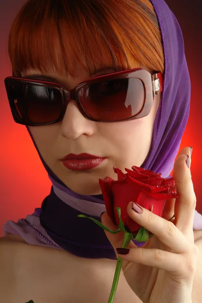 Молодая женщина с красной розой — стоковое фото