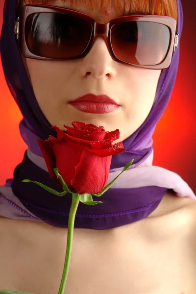 Jeune fille portrait avec rose rouge — Photo