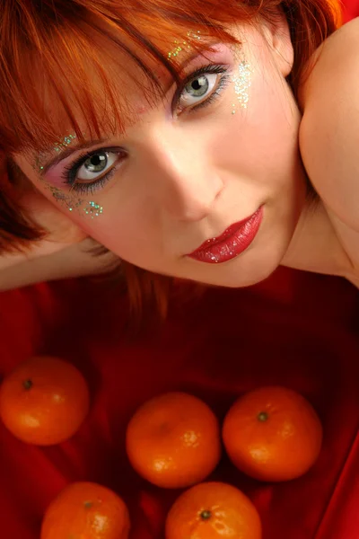 Retrato de mulher jovem com laranja — Fotografia de Stock