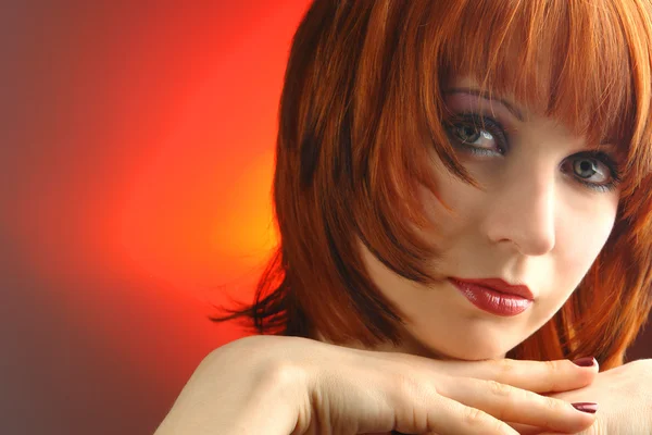 Νεαρή γυναίκα με κόκκινα μαλλιά πορτρέτο — 图库照片