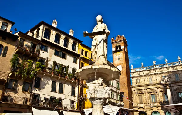 Данте Piazza Верона — стокове фото