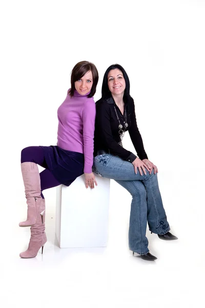 Flickor poserar på en vit kub — Stockfoto
