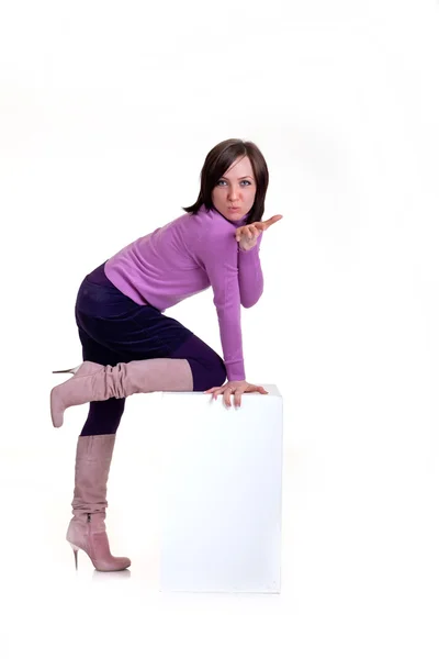 Menina posando em um cubo branco — Fotografia de Stock