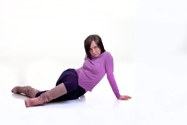 Chica está posando en el suelo —  Fotos de Stock