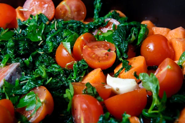 Salmone con spinaci e pomodoro — Foto Stock