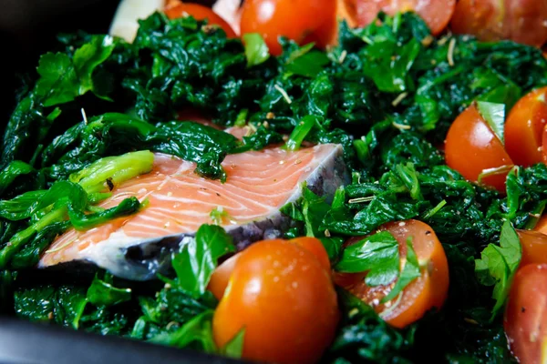 三文鱼配菠菜和 tomatoe — 图库照片