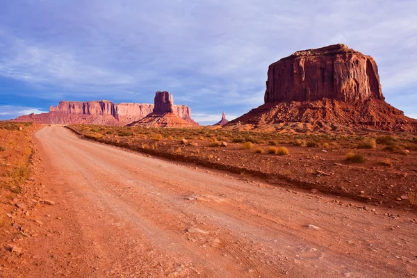 Droga pustyni w monument valley — Zdjęcie stockowe