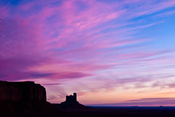 Rosa himlen över monument valley — Stockfoto