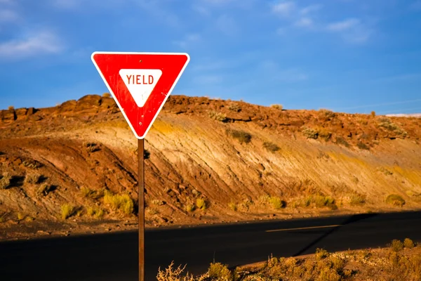 Yield Sign — Stock Photo, Image