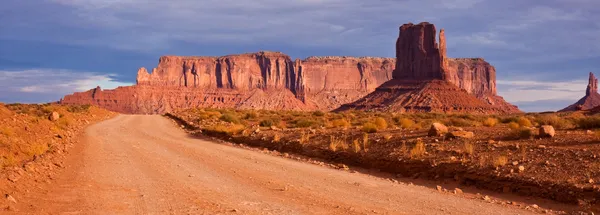 Panorama de estrada do Monument valley — Fotografia de Stock