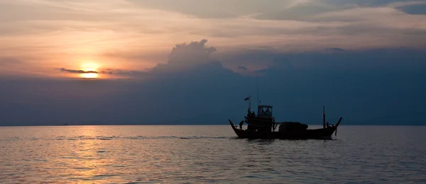 Ładunek łodzi na zachodzie słońca — Zdjęcie stockowe
