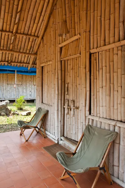 ジャングル リゾートで竹製のバンガロー — ストック写真