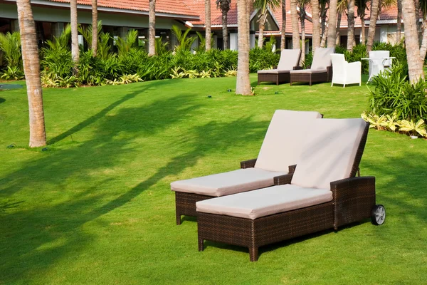 Chaises sur une pelouse dans un complexe hôtelier — Photo
